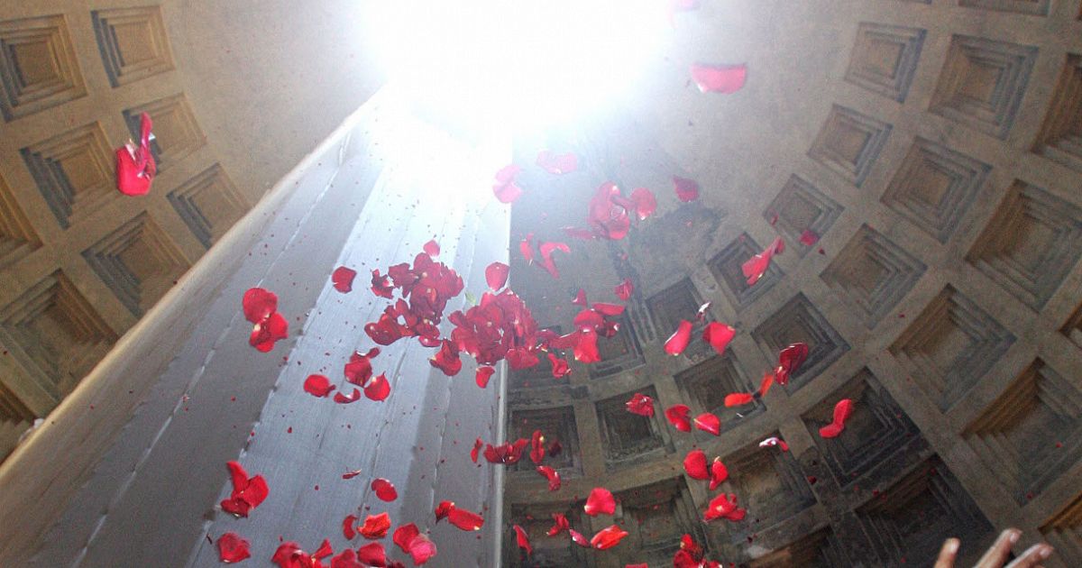 Pantheon Falling Roses Roma, accade solo il 19 Maggio: la pioggia di rose al Pantheon visibile ...