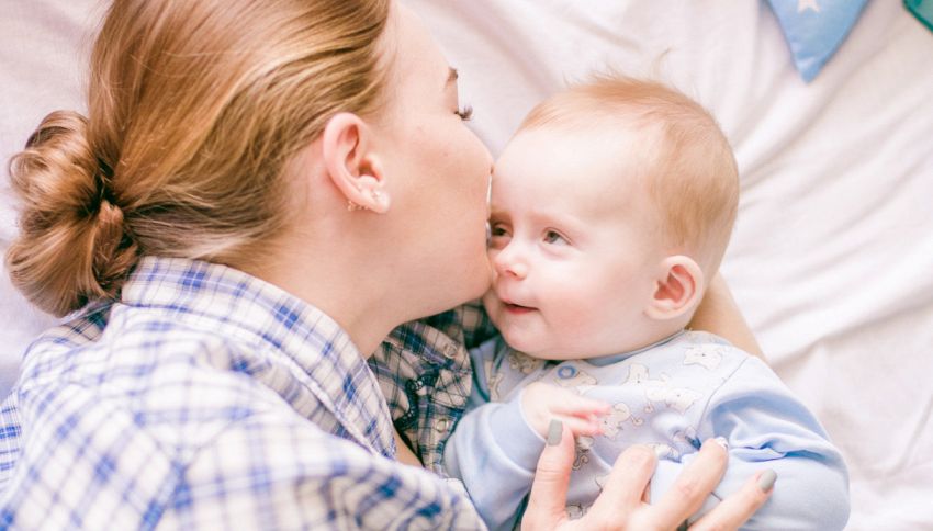 Il bacio della mamma rafforza le difese immunitarie del figlio