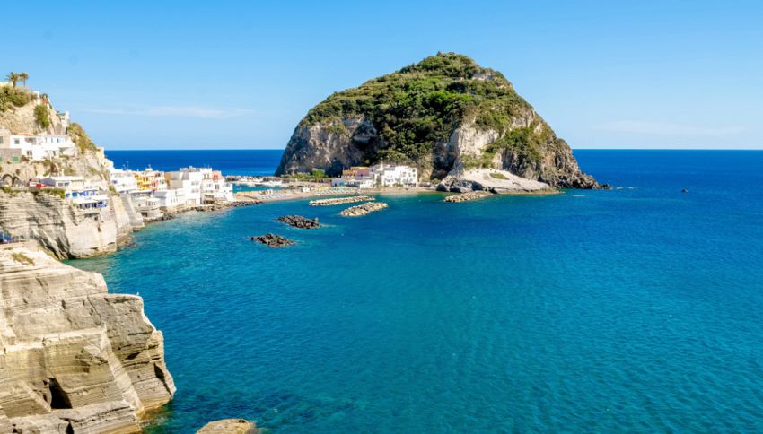Italia, questa spiaggia raggiunge temperature roventi: puoi cucinare sotto la sabbia