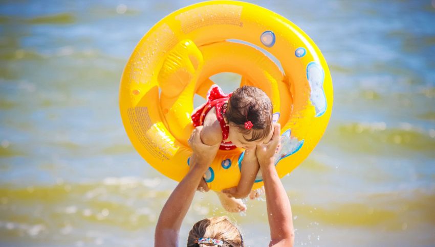 Braccioli e salvagenti sono anti-annegamento? Se li usi così potresti mettere a rischio tuo figlio