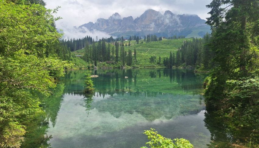 Trentino, esiste un magico lago che ha 'rubato' i colori dell'arcobaleno: dove si trova questo gioiello naturale