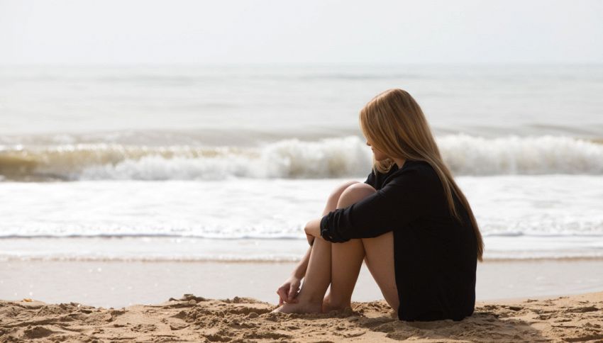 Ti siedi sulla sabbia in spiaggia? Da oggi non lo farai più: i rischi e i pericoli