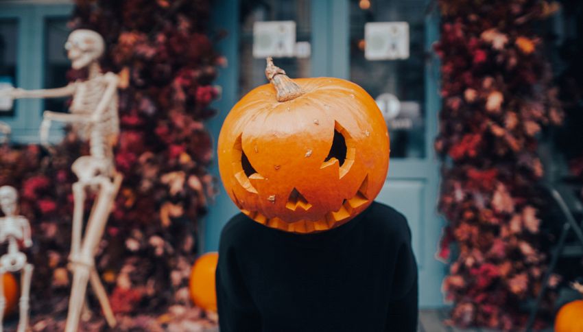 Halloween, gli scherzi paurosi da fare in casa: 5 idee da brividi facili da fare