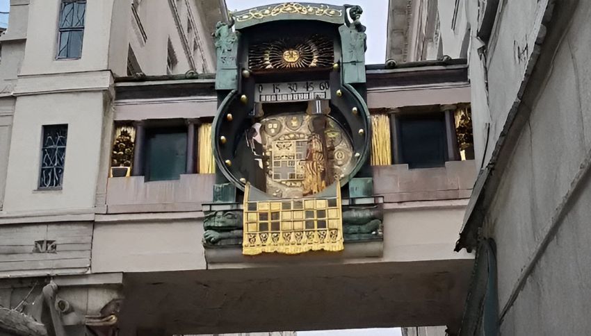 Vienna, orologio si anima alle 12: la magia affascina tantissimi turisti