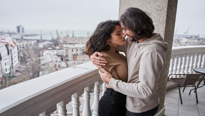 Se pubblichi spesso foto romantiche di coppia sui social, vuol dire che non sei felice