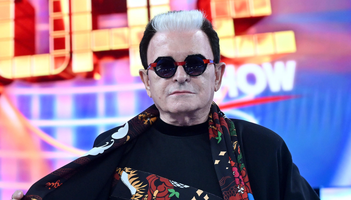 Buon compleanno Cristiano Malgioglio, l'artista festeggia il 23 Aprile con Mara Maionchi e altri vip