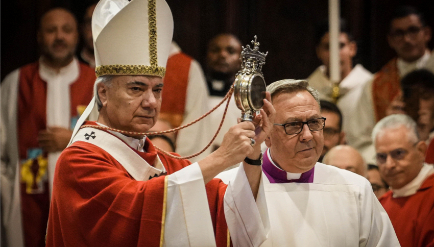 Miracolo di San Gennaro, cosa può accadere se il sangue non si scioglie: è accaduto già in passato