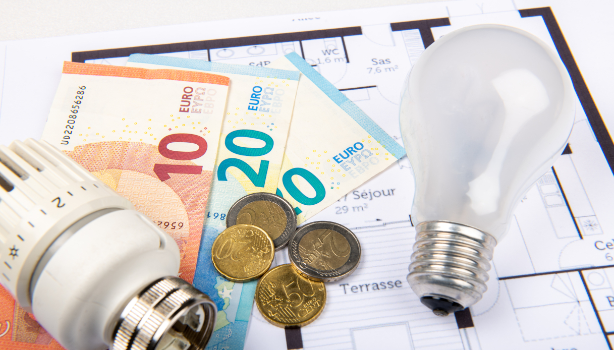 5 semplici trucchi che ti possono far risparmiare fino a 2mila € al mese: cosa fare con bollette e abbonamenti