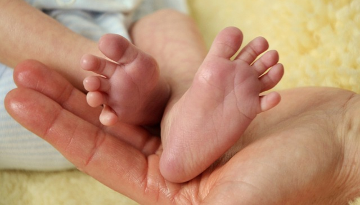 Mamma da record: a 66 anni partorisce il decimo figlio. Non immagini quanti anni hanno i primi due figli