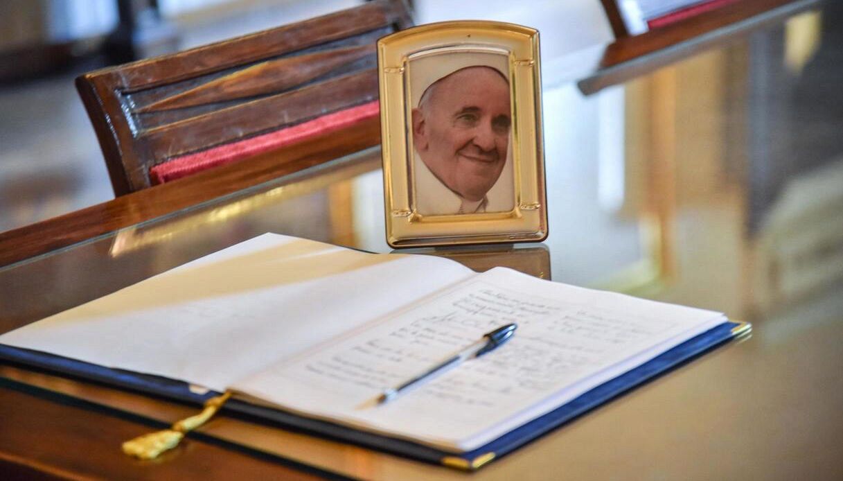 Funerali Papa Francesco, l'unico accessorio che le donne possono indossare: tutte le regole sull'abbigliamento