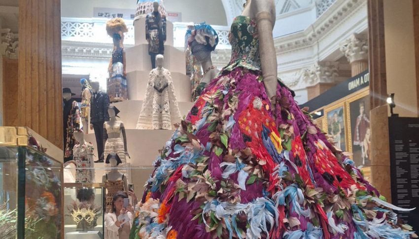 Per fare questo abito di Dolce & Gabbana ci sono volute 8766 ore: ecco quanto vale. Il suo valore straordinario