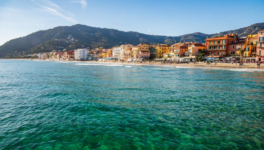 Spiaggia più cara d'Italia nel 2025: un mese in spiaggia costa come un appartamento a Milano