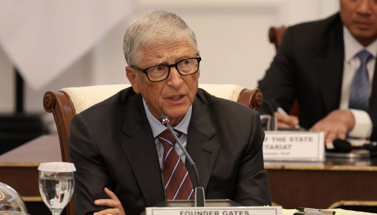 Bill Gates lancia l&rsquo;allarme sull&rsquo;intelligenza artificiale: &laquo;Non stiamo facendo abbastanza per evitare il peggio&raquo;