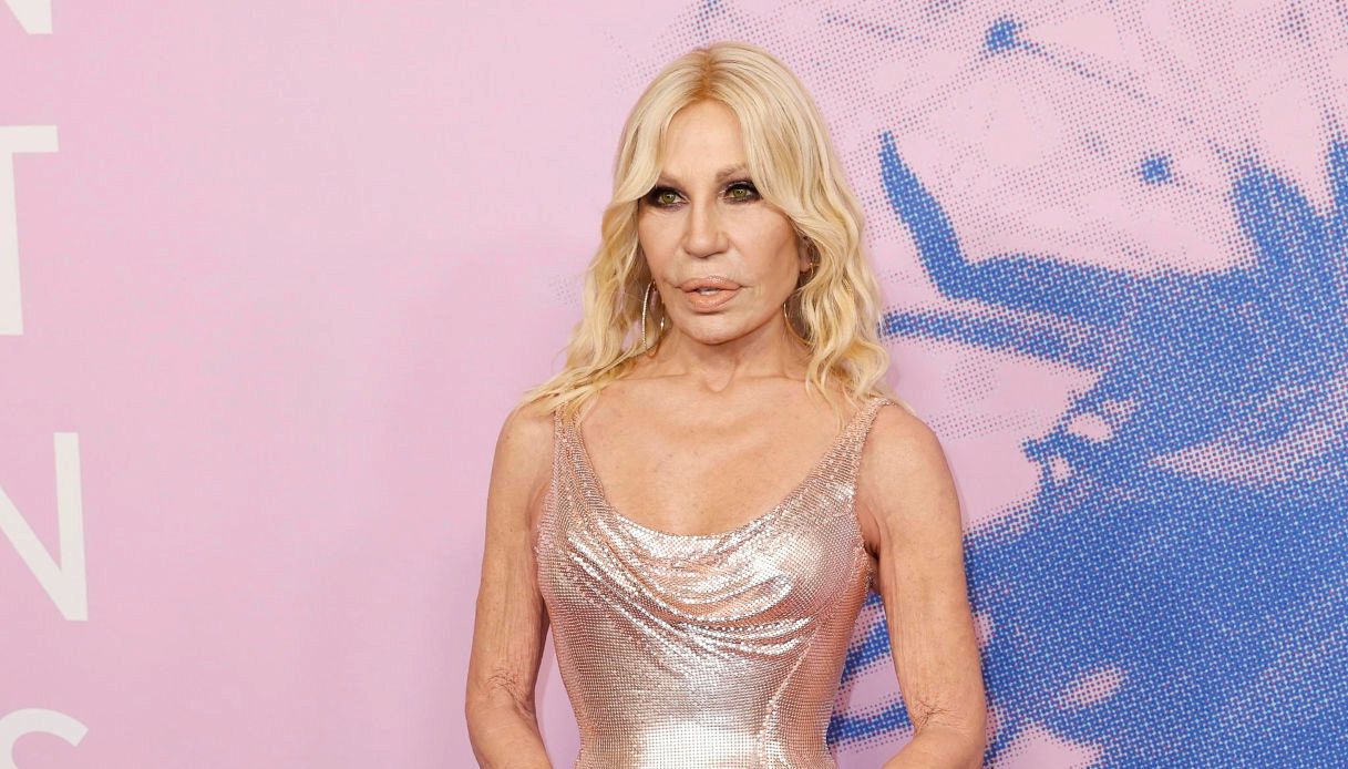 Vip e personaggi nati il 2 Maggio: il magnifico compleanno di Donatella Versace
