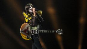 Eurovision 2025, perché Lucio Corsi si veste sempre uguale? Il significato dietro quei vestiti che non cambia mai