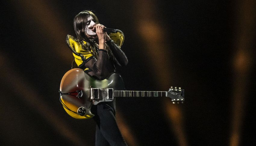 Eurovision 2025, perché Lucio Corsi si veste sempre uguale? Il significato dietro quei vestiti che non cambia mai