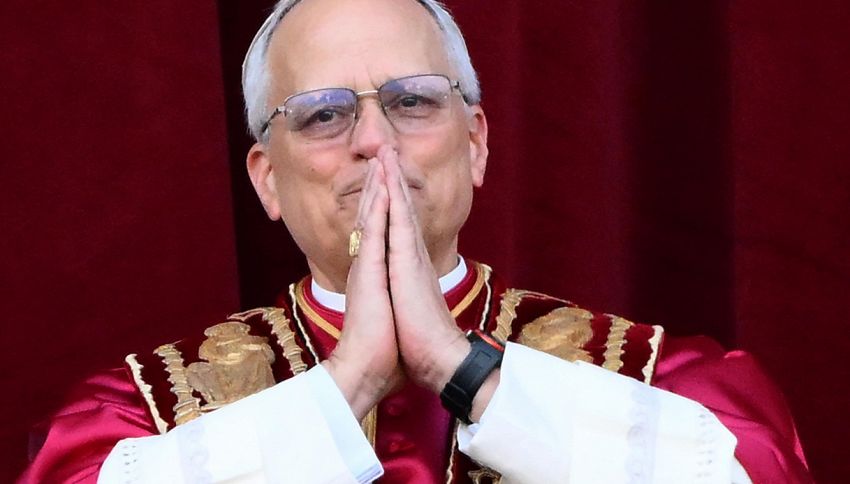 Papa Leone XIV, quanto vale l'orologio che indossava nel giorno della sua presentazione al mondo in Piazza San Pietro? Il costo non è quello che pensi