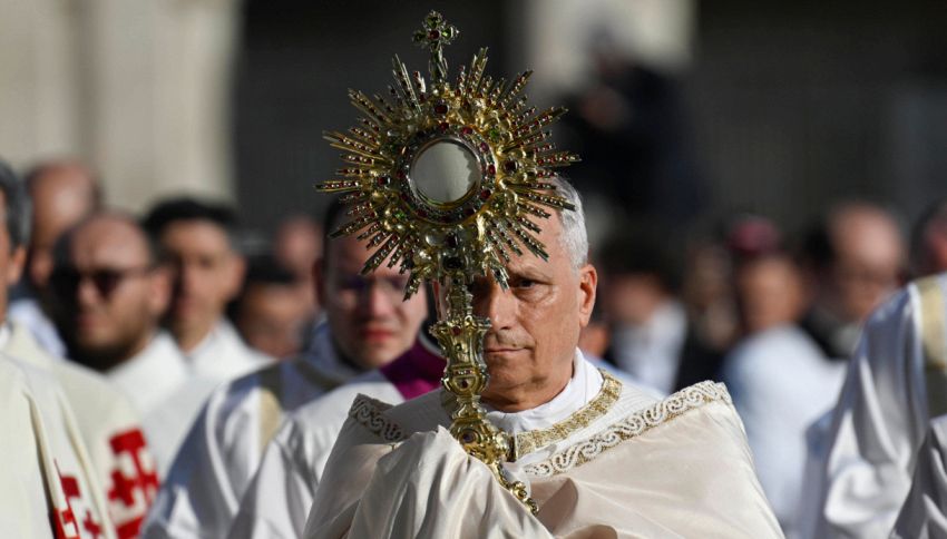 Papa Leone XIV, è la prima volta che accade nella storia moderna: il Pontefice incanta i fedeli nel cuore di Roma durante la processione del Corpus Domini
