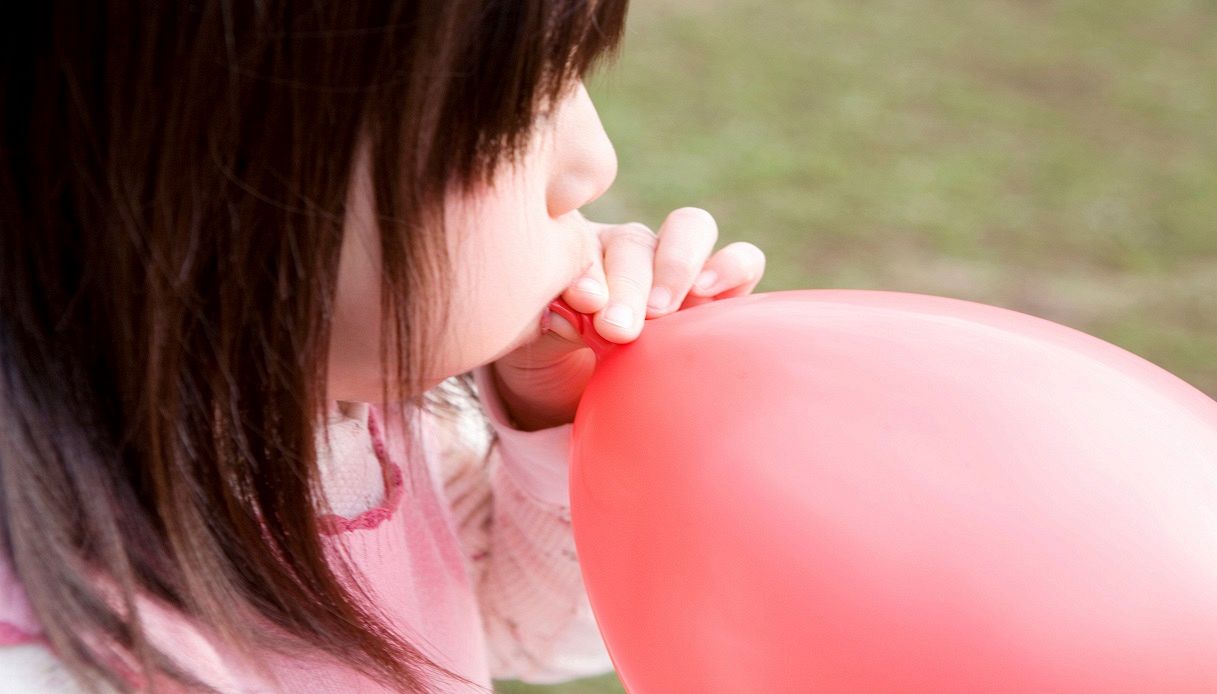 Gonfiare palloncini con la bocca? Dopo questo test tedesco non lascerai mai più che lo facciano i tuoi figli