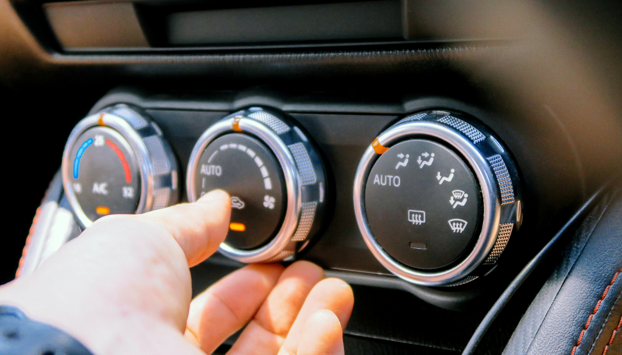 Lasci l'auto al sole? Ecco perch&eacute; non dovresti accendere subito il climatizzatore (e cosa fare invece)