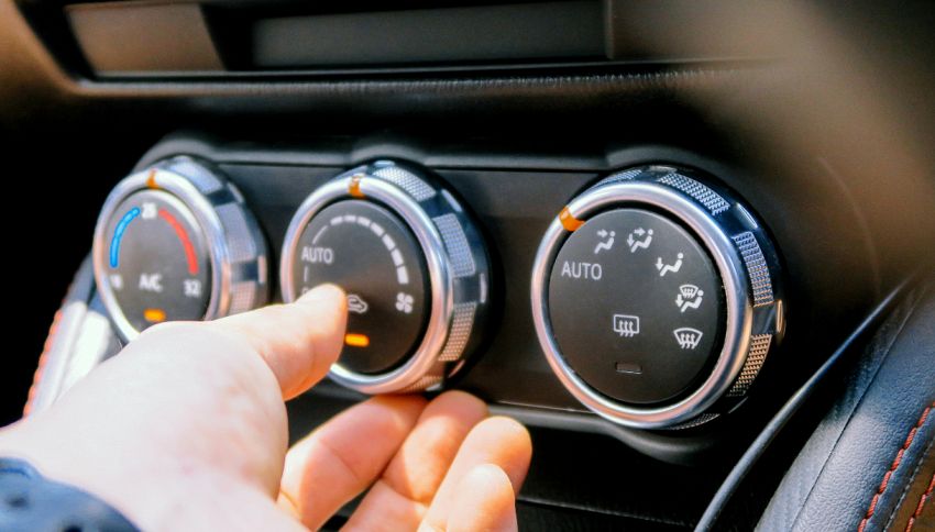 Lasci l'auto al sole? Ecco perché non dovresti accendere subito il climatizzatore (e cosa fare invece)
