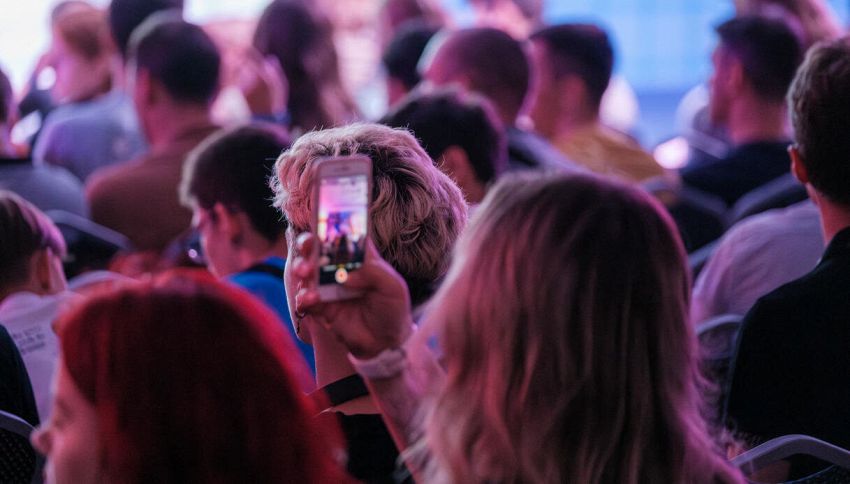 Sai quanto guadagnerà la studentessa che ha filmato il "tradimento" al concerto dei Coldplay tramite kiss cam? Ecco la straordinaria fortuna che potrebbe ricavare da quel video