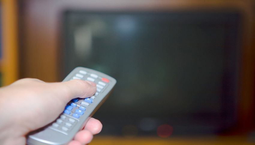 Vacanze sicure: il trucco (insolito) della luce rossa accesa della TV che può tenere lontani i ladri da casa tua
