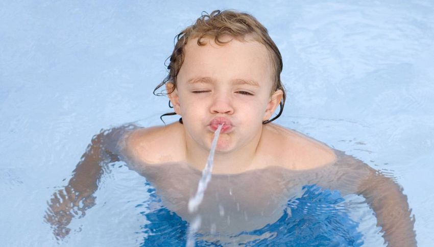 Non è cloro quello che senti in piscina: la verità (poco igienica) sull'odore dell'acqua