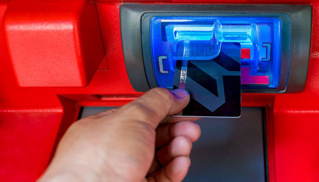 Attenzione al bancomat: la truffa 'cash trapping' che blocca i contanti e svuota il conto. Cosa fare quando prelevi