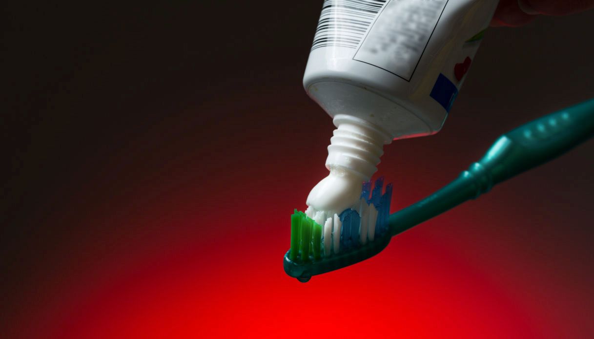 Addio fluoro, ora i dentifrici sono fatti con i capelli: l'arma per combattere la carie. Funziona davvero?