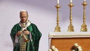 Papa Leone XIV riconosce il suo primo miracolo del pontificato: il neonato torna in vita, il prete diventa beato