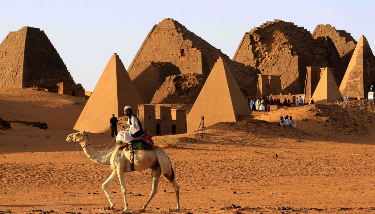 Le piramidi di Giza sono "la punta dell'iceberg" sopra le vaste "megastrutture nascoste"