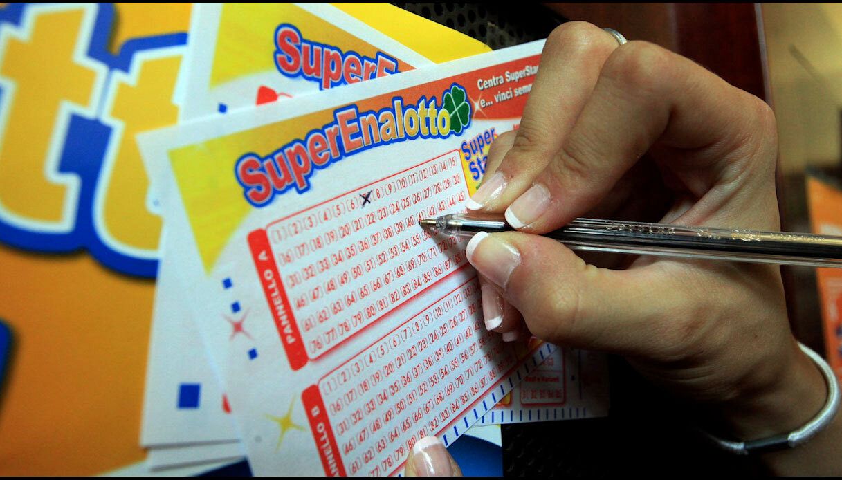 Vuoi vincere al Superenalotto? L’esperta svela i 4 rituali da fare prima di dormire per trasformare i sogni in vincite