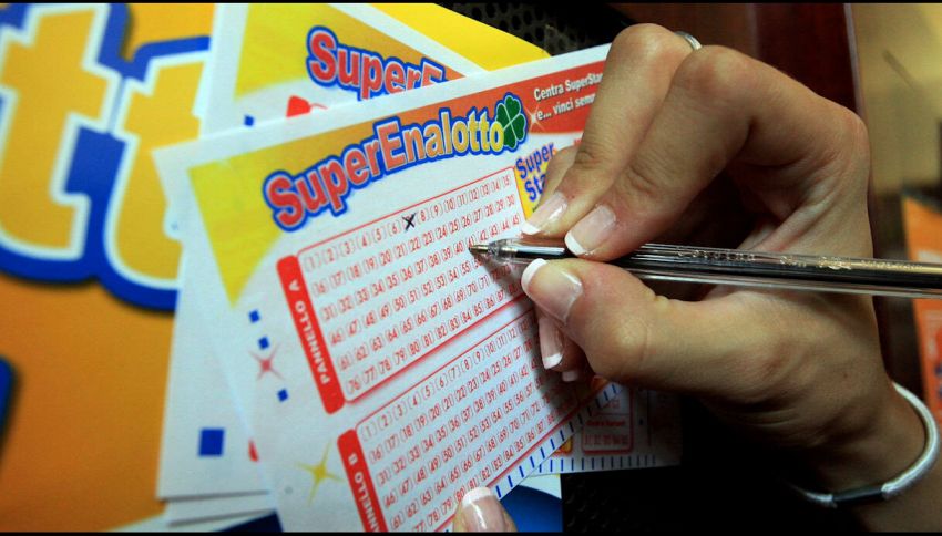 Vuoi vincere al Superenalotto? L’esperta svela i 4 rituali da fare prima di dormire per trasformare i sogni in vincite