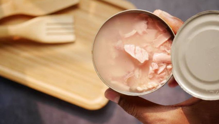 Mangi tonno in scatola? Ecco perché dovresti sempre buttare via l'olio (lo dice la scienza)
