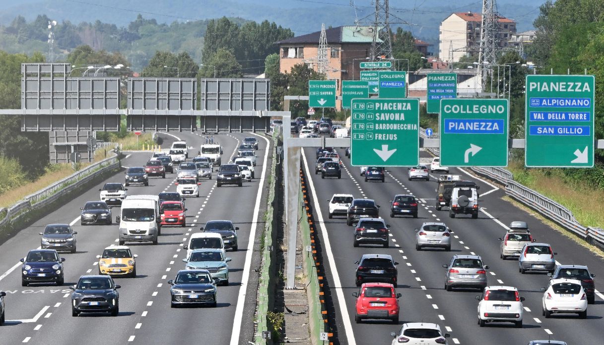 Codice della strada, chi non viaggia a destra in autostrada rischia sanzioni e decurtazione punti