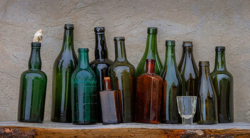 Perché in tanti paesi si trovano bottiglie d'acqua davanti alle case? E' una delle bufale più diffuse al mondo