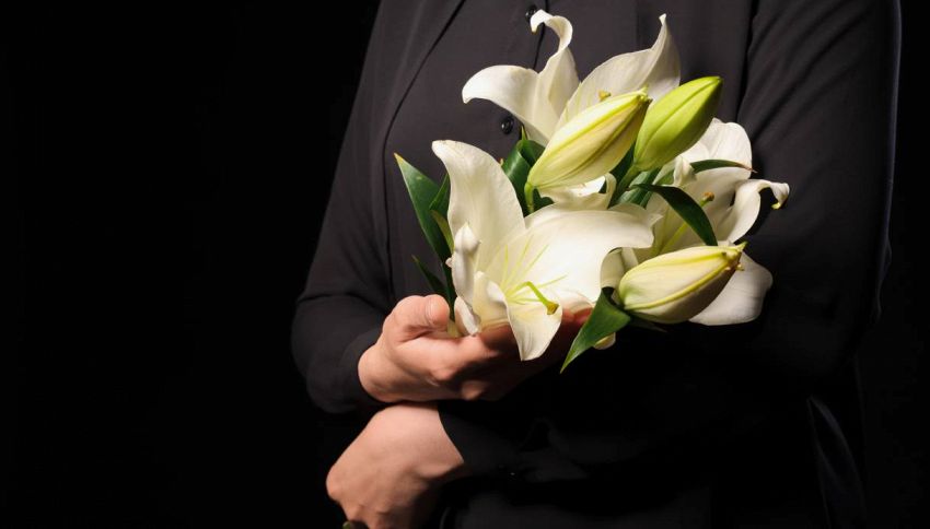 Il gesto di Donatella Versace alla camera ardente di Giorgio Armani: perché ha portato un bouquet di fiori bianchi?