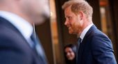 Il principe Harry torna improvvisamente nel Regno Unito: &laquo;So perch&eacute; lo ha fatto, &egrave; un motivo triste&raquo;. Cosa svela l'amico di famiglia