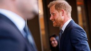 Il principe Harry torna improvvisamente nel Regno Unito: &laquo;So perch&eacute; lo ha fatto, &egrave; un motivo triste&raquo;. Cosa svela l'amico di famiglia