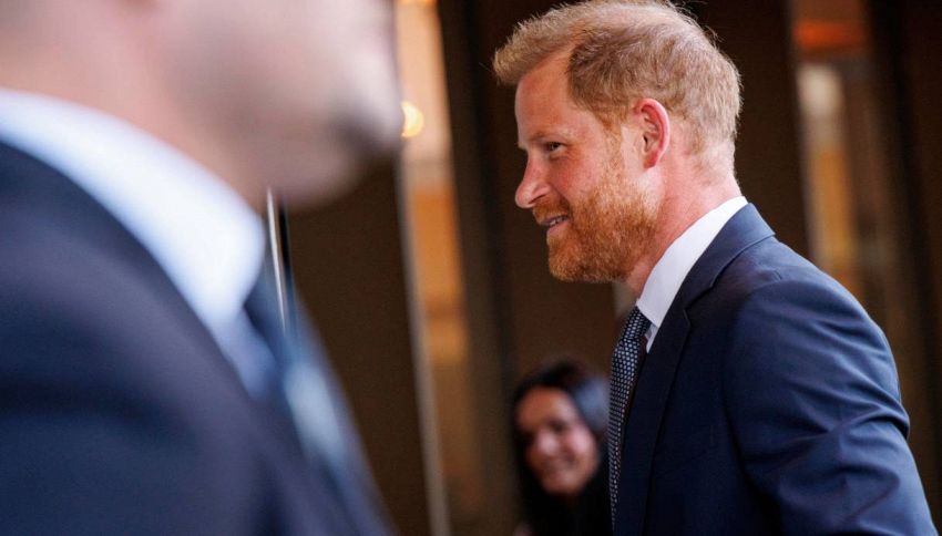 Il principe Harry torna improvvisamente nel Regno Unito: &laquo;So perch&eacute; lo ha fatto, &egrave; un motivo triste&raquo;. Cosa svela l'amico di famiglia