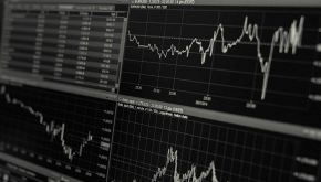 Un 17enne investe 100€ in Borsa usando l'Intelligenza Artificiale: la cifra da record guadagnata in 4 settimane