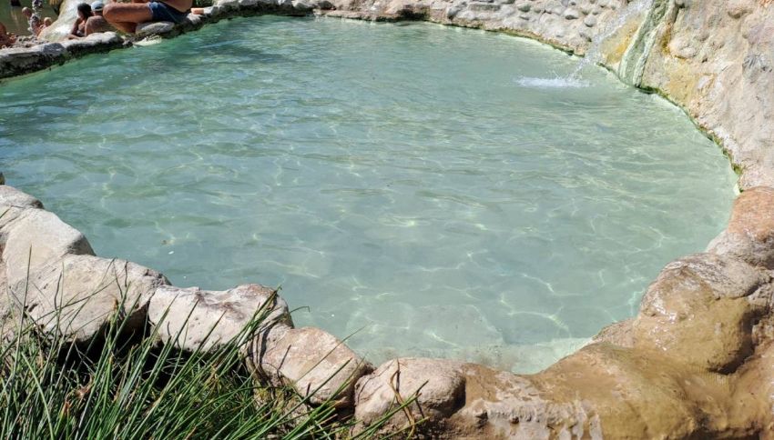 Terme gratuite con acque calde e terapeutiche nel cuore della Toscana: il segreto medievale a pochi km da Siena