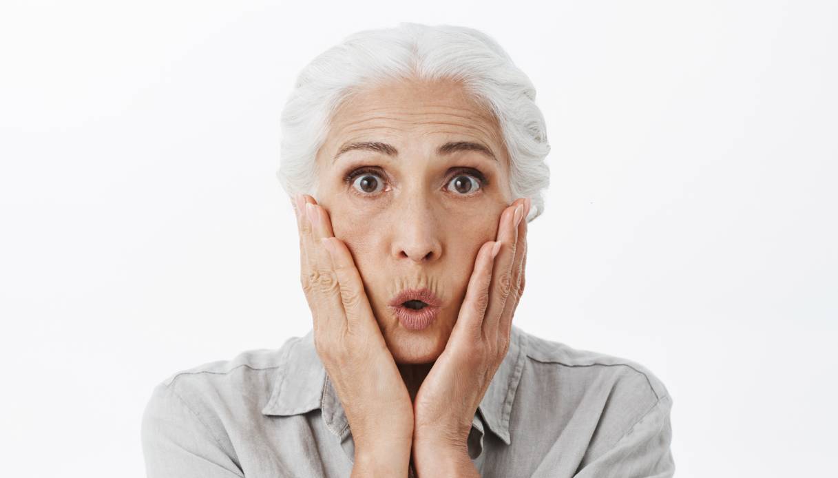 Capelli bianchi addio (senza tinta), la molecola che stimola la melanina e riporta il colore naturale