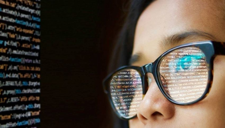 Occhiali con filtro luce blu: proteggono davvero? Cosa dice l'esperto