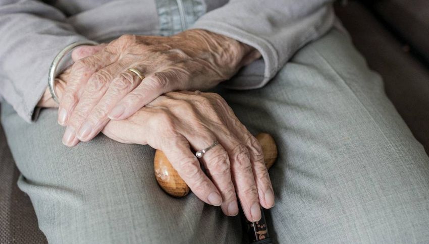 Non è mangiare sano né bere acqua: il vero segreto di longevità è un altro. Questa centenaria lo fa 3 volte a settimana