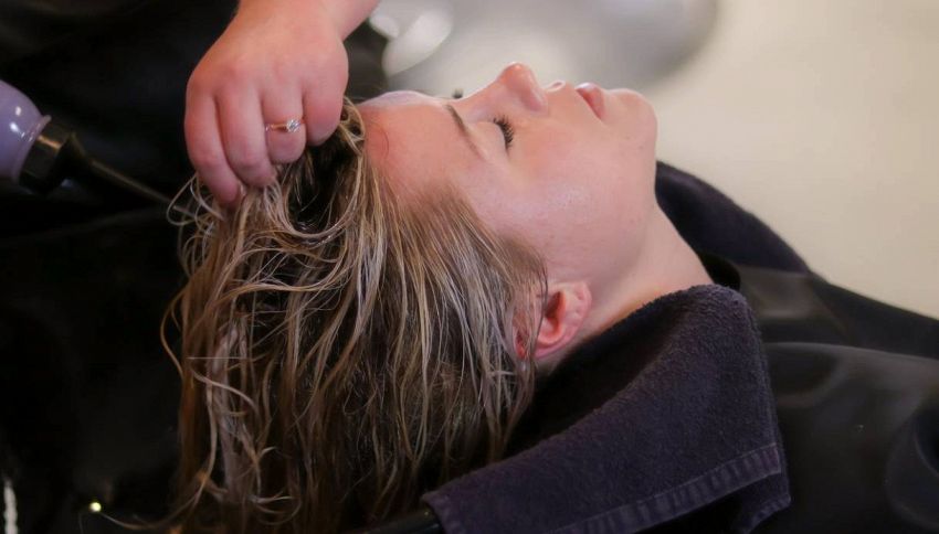 Ti lavi i capelli ma si sporcano subito? Colpa di un errore con lo shampoo che tutti fanno (c'entra la cute)