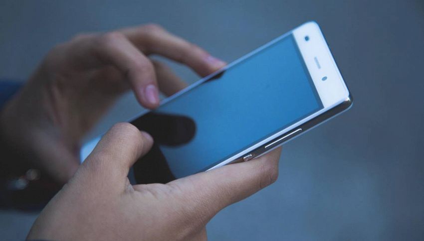 La truffa dello "smishing": derubato con sms e telefonata, 12 bonifici all'estero dal suo conto