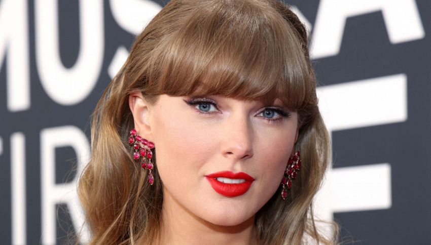 Buon compleanno Taylor Swift, tutti i vip che festeggiano con la cantante il 13 Dicembre