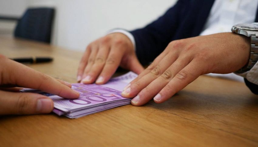 La truffa del bonifico contrario arriva a Roma: così gli hacker svuotano i conti in poche ore